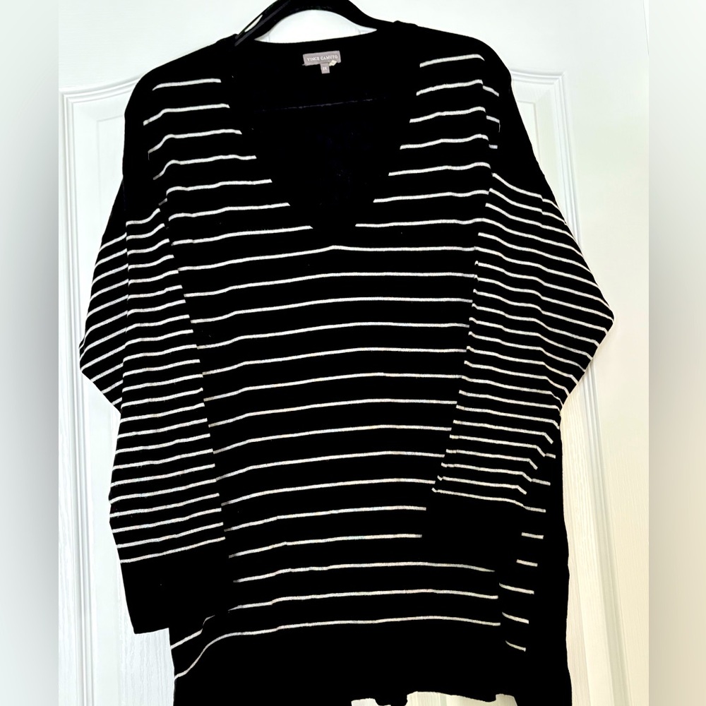 Vince Camuto Black & White Striped V-Neck Sweater. Size 2X.